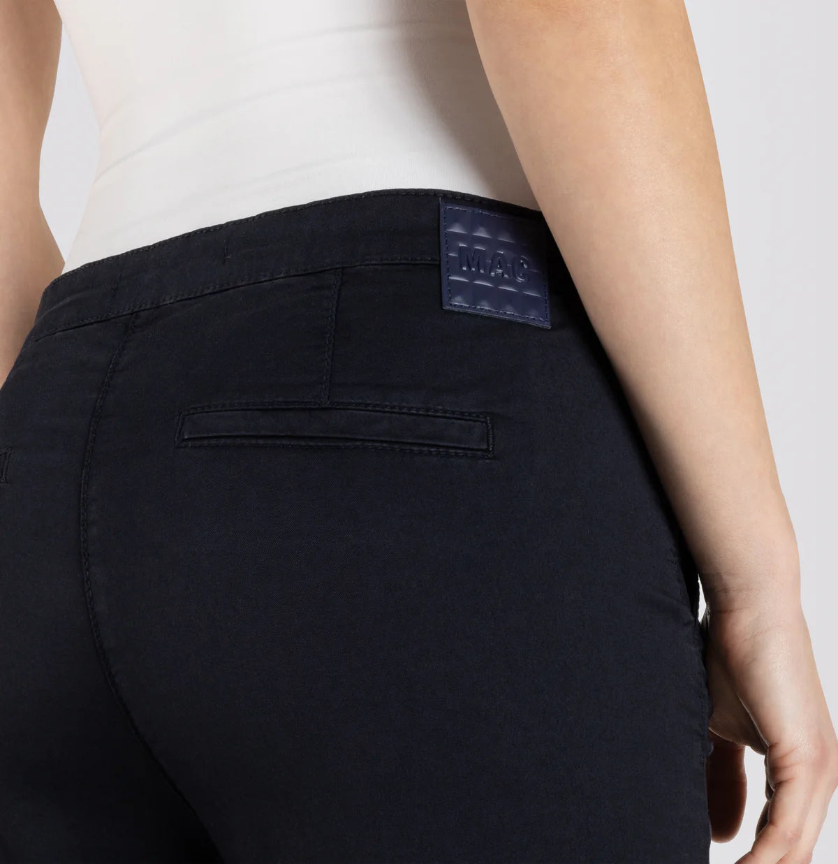 CHINO TURN UP
TURNED-UP CHINO WITH CREASES in navy blue