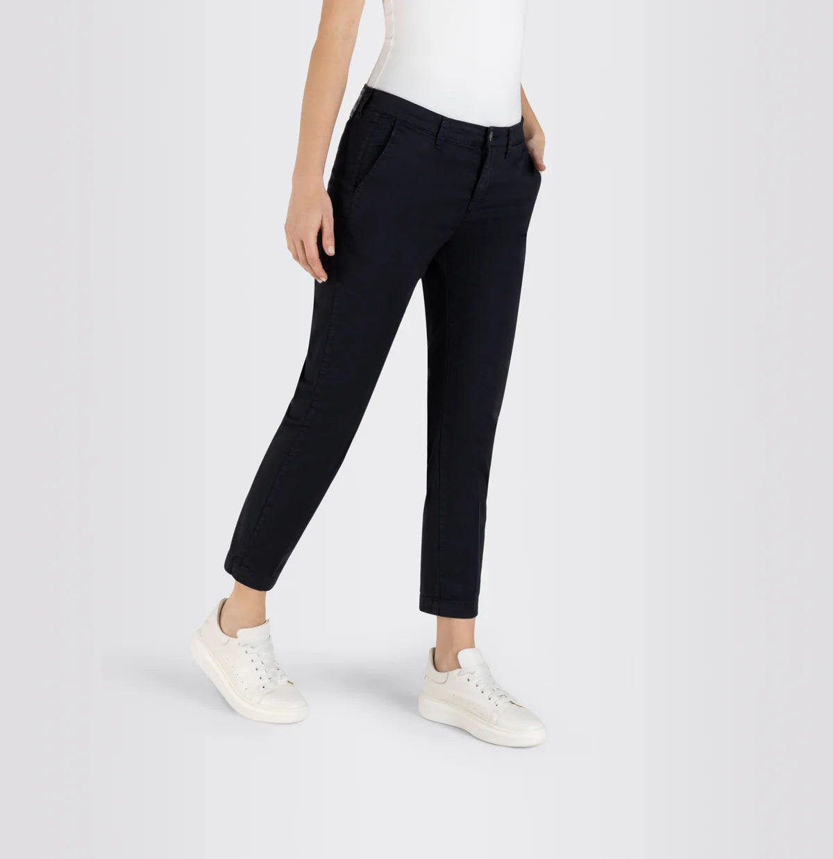 CHINO TURN UP
TURNED-UP CHINO WITH CREASES in navy blue