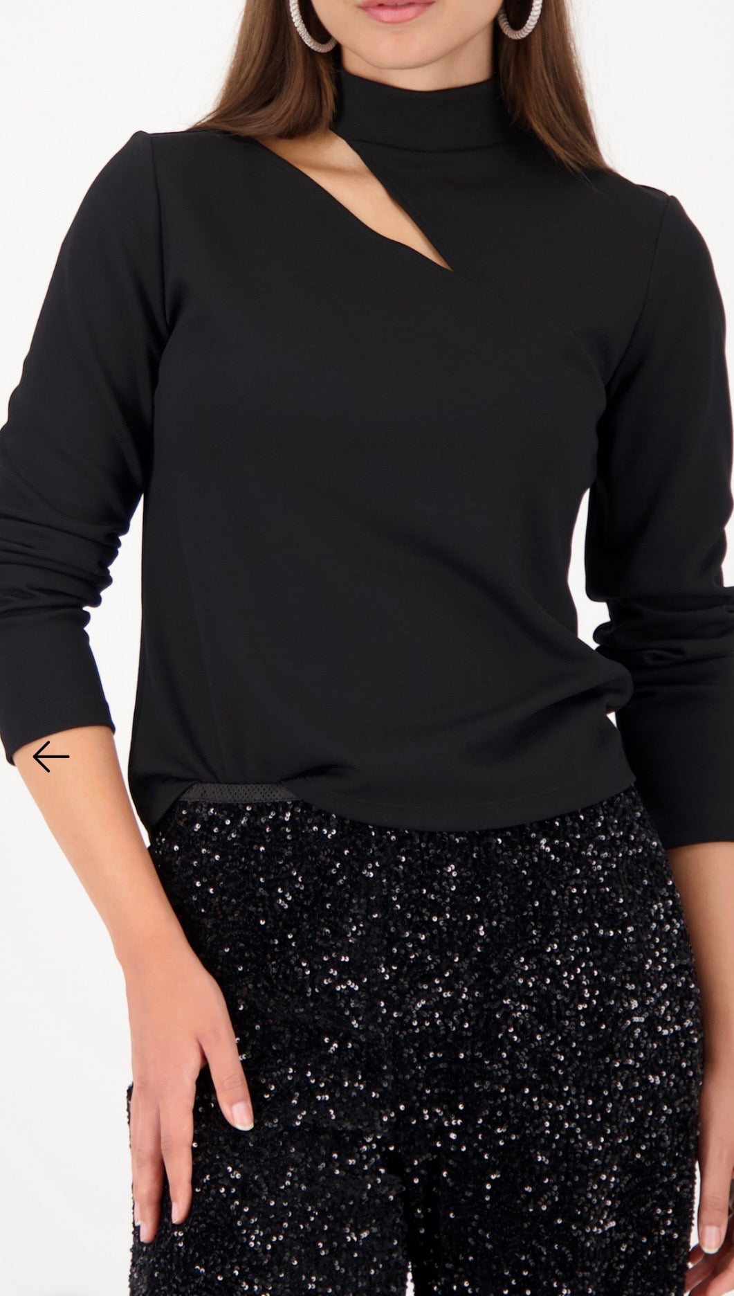 NEWSWEATSHIRT WITH CUT OUT
COLOR: Black