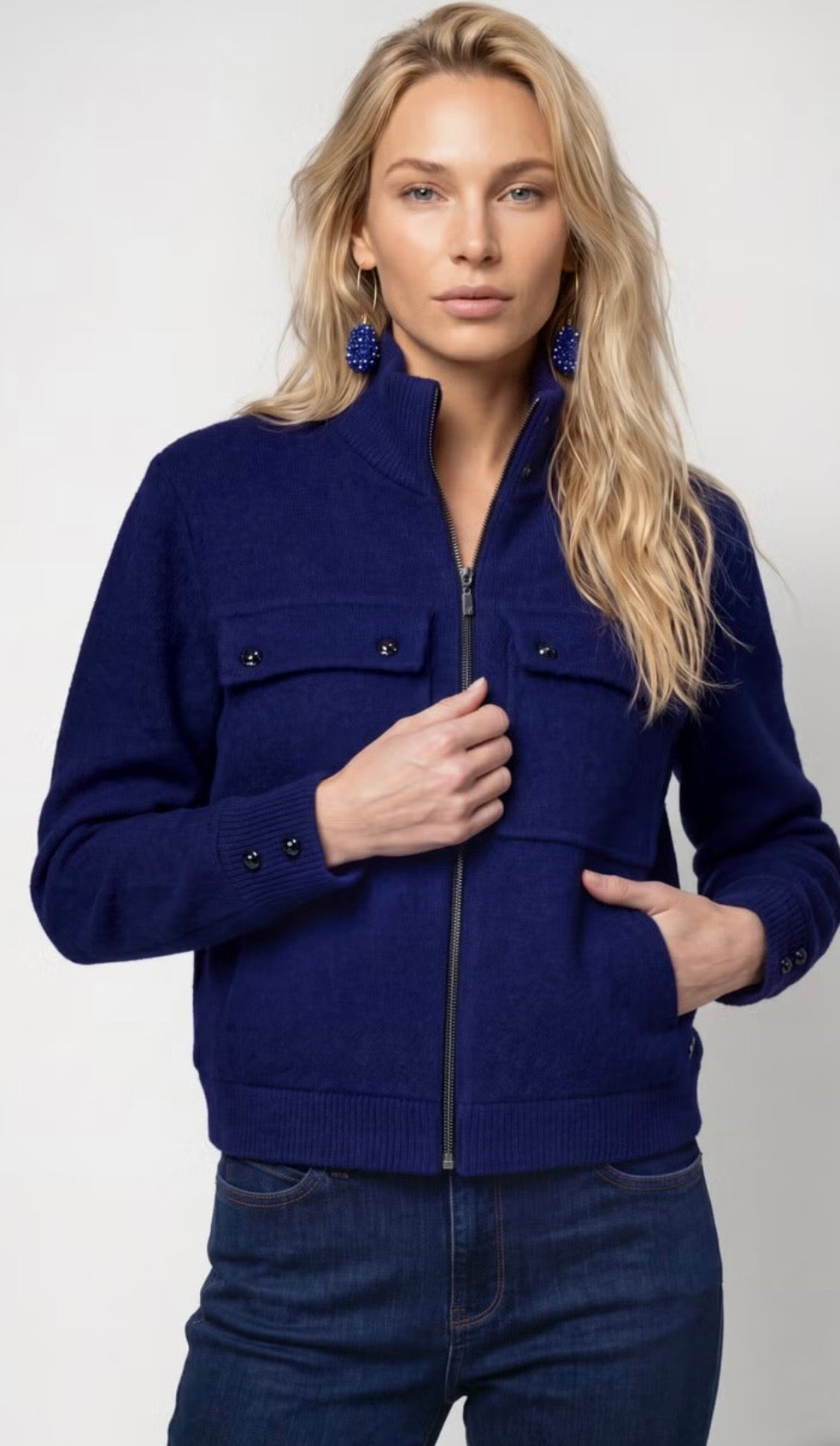 CARDIGAN WITH FLAP POCKETS
COLOR: Classic navy