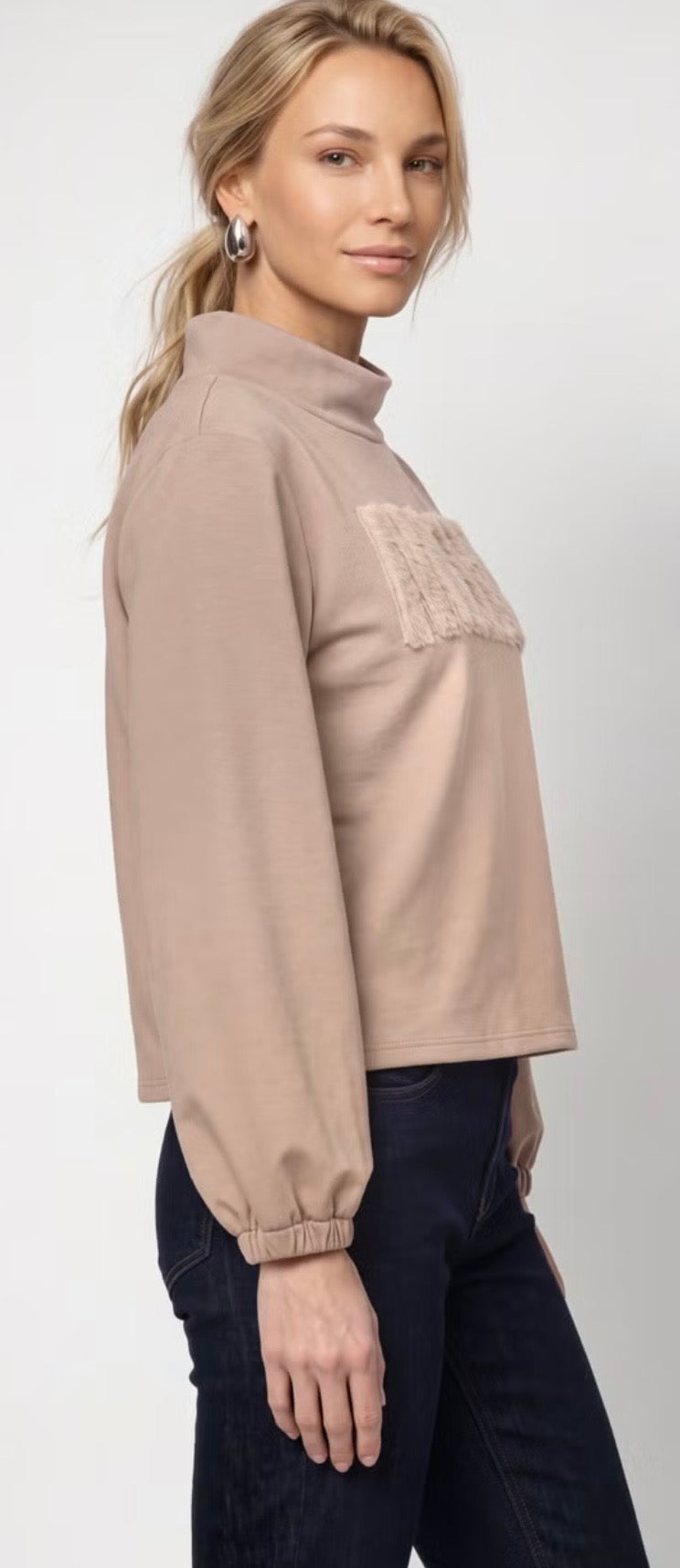 NEW SWEATSHIRT WITH FUR APPLICATION
COLOR: Sesame