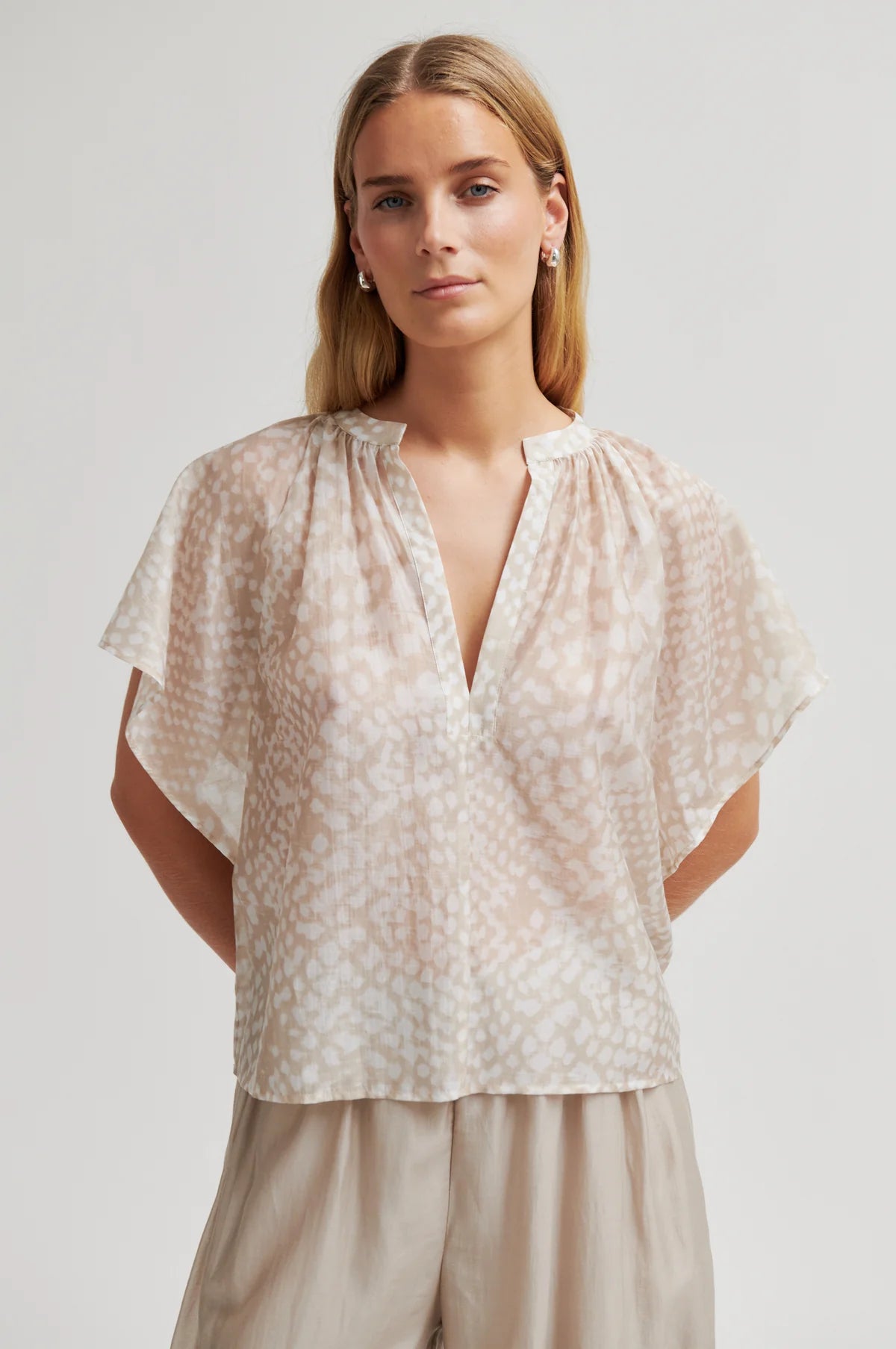 Shades Blouse in plaza taupe