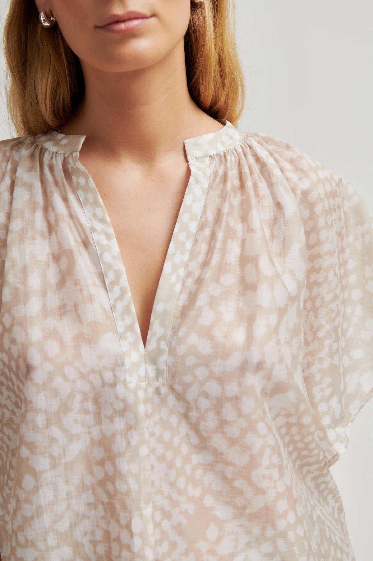 Shades Blouse in plaza taupe