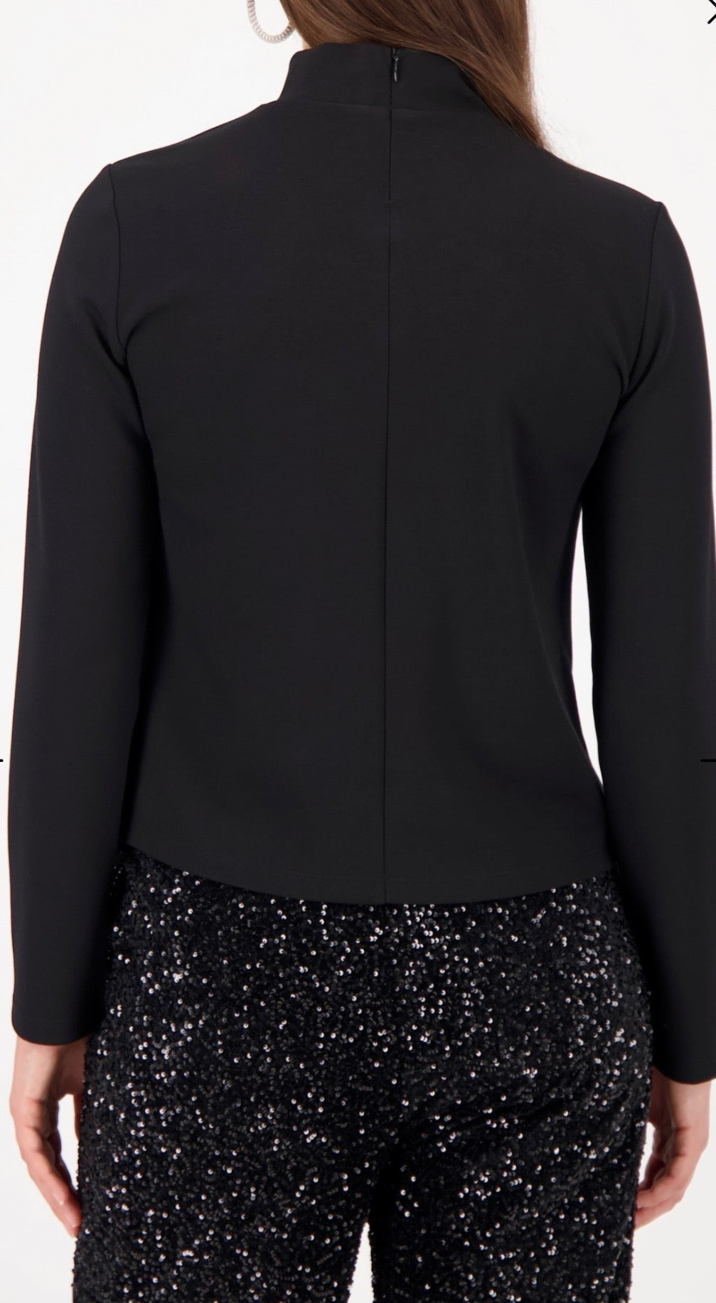 NEWSWEATSHIRT WITH CUT OUT
COLOR: Black