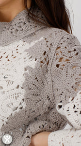 CARDIGAN WITH CORNELLY PATTERN
COLOR:Greige