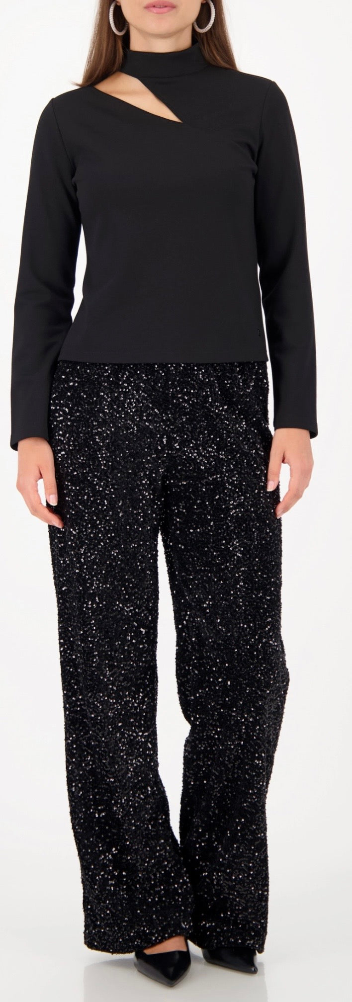 NEWSWEATSHIRT WITH CUT OUT
COLOR: Black