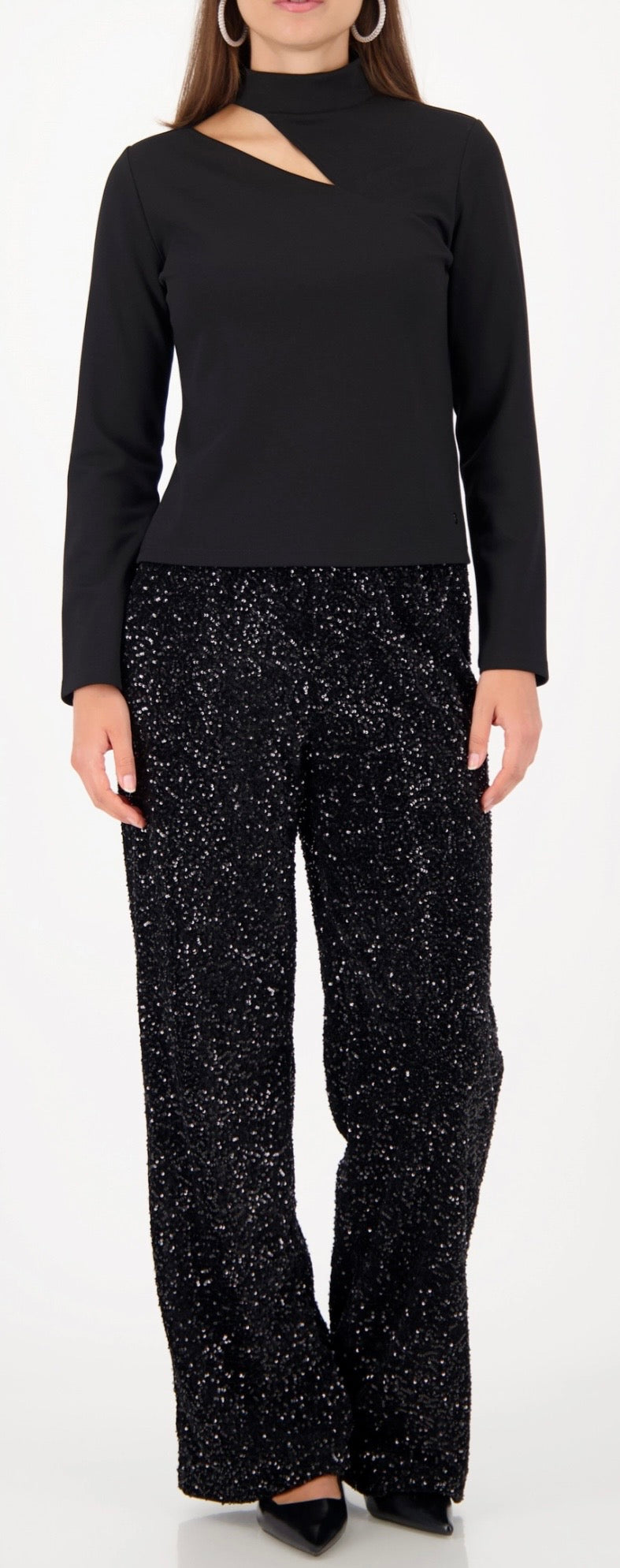 NEWSWEATSHIRT WITH CUT OUT
COLOR: Black