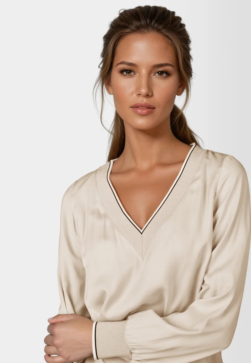 Blouse in elegant satin in sand varied
