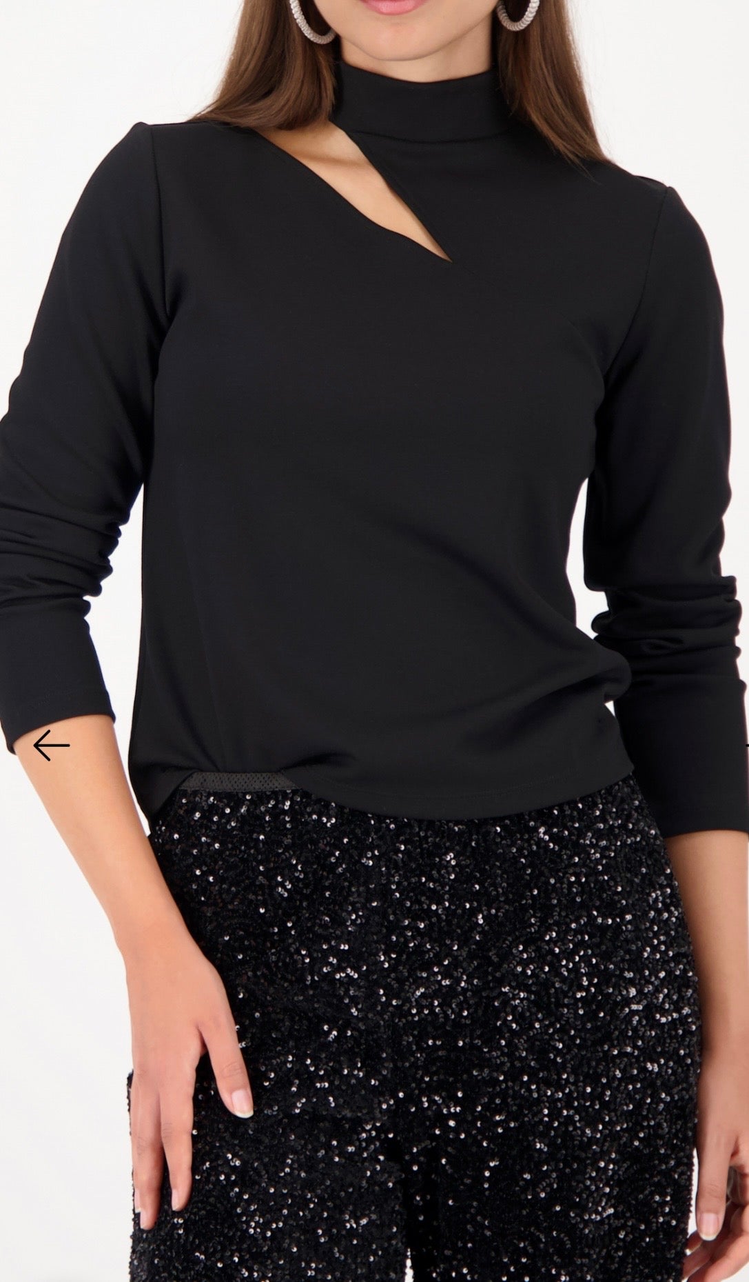 NEWSWEATSHIRT WITH CUT OUT
COLOR: Black