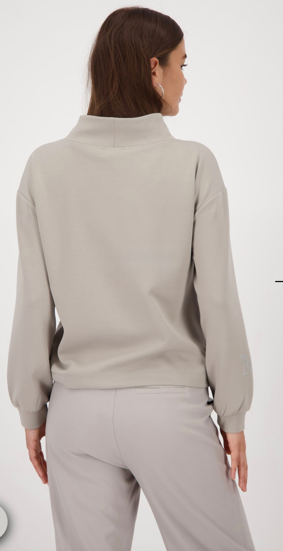 SWEATSHIRT WITH JEWELLERY DETAIL
COLOR:Greige