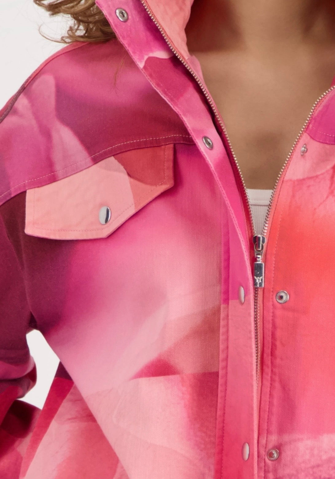 NEW JACKET WITH ALLOVER PATTERN
COLOR: Spring flower pattern