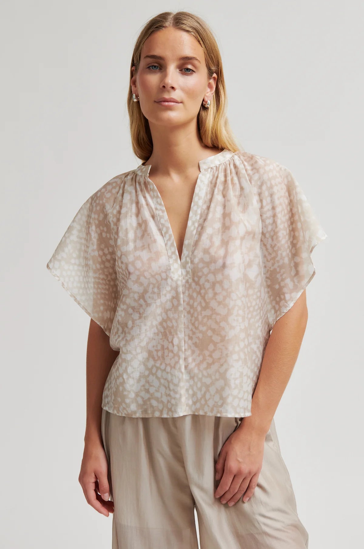 Shades Blouse in plaza taupe