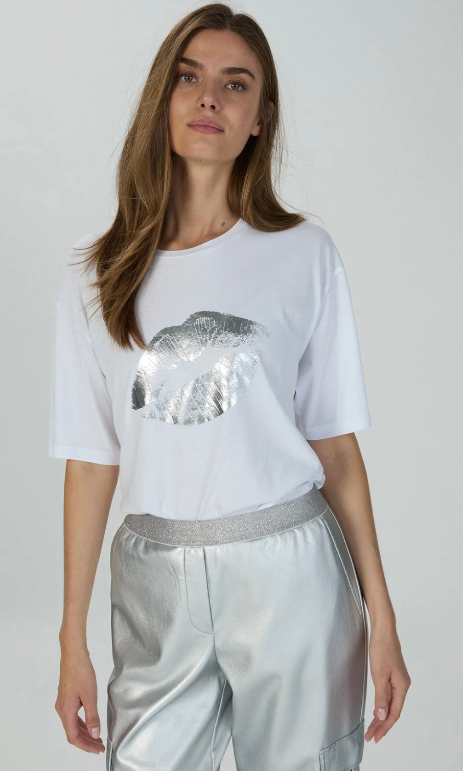 T-shirt with kissing mouth print in metallic look
