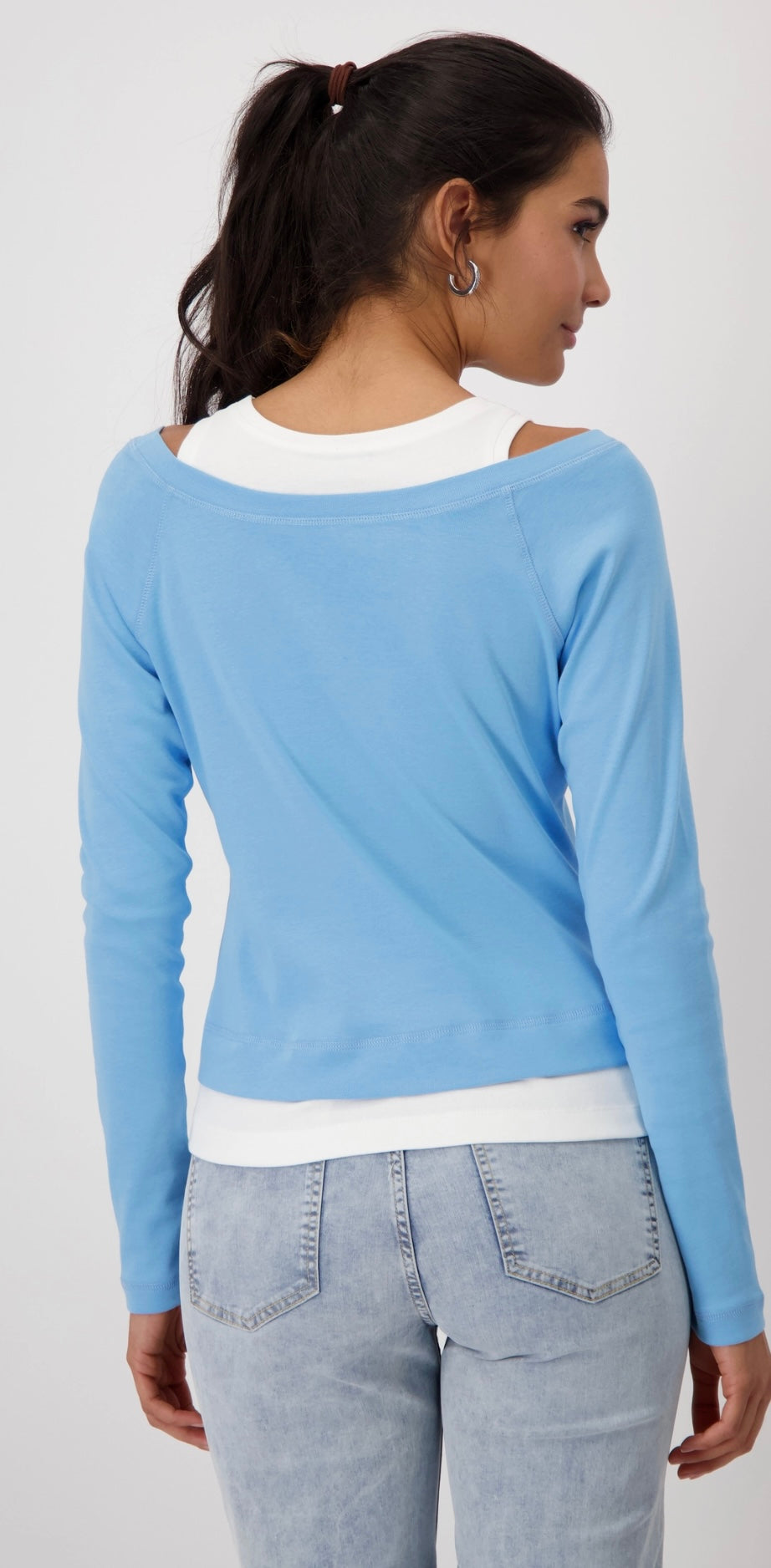 2-IN-1 SHIRT
COLOR: Spring water