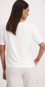 T-SHIRT WITH SCRIPT
COLOR: Off-white