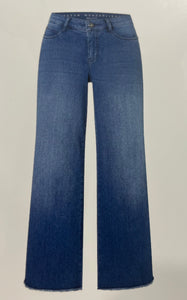 Dream Wide Cropped

Wide fit in a light denim material. With shaping effect.