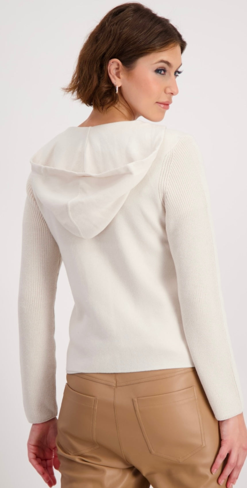 BLAZER WITH KNIT SLEEVES
COLOR: Creamy beige