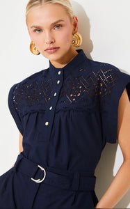 Ludy
Embroidered blouse with buttons