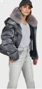 Puffer jacket with a shimmering look