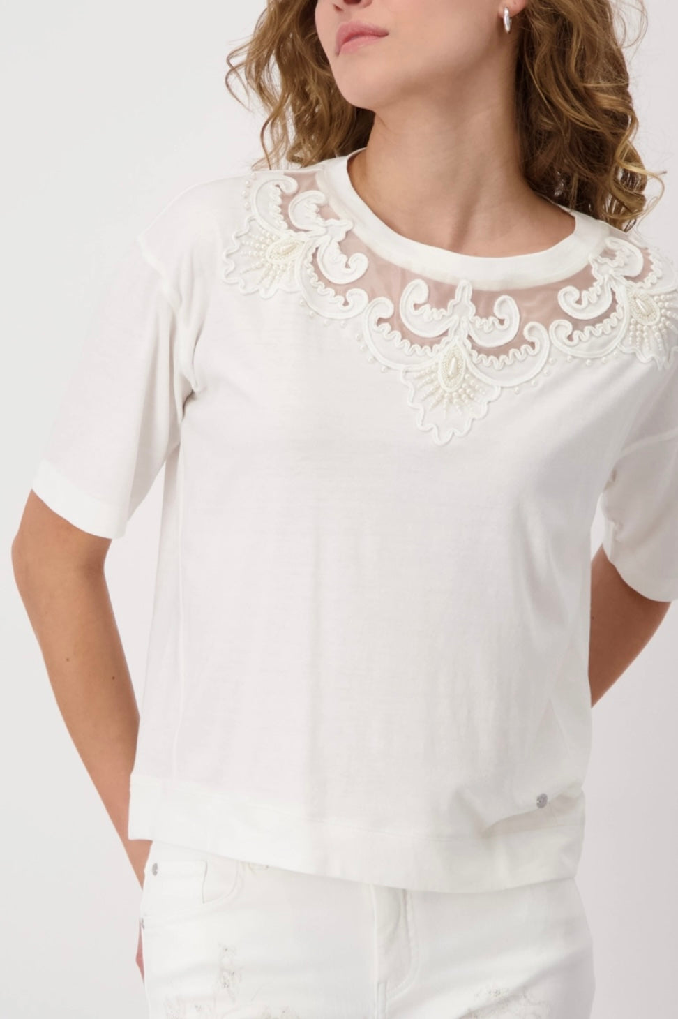 T-SHIRT WITH BEADS
COLOR:OFF WHITE