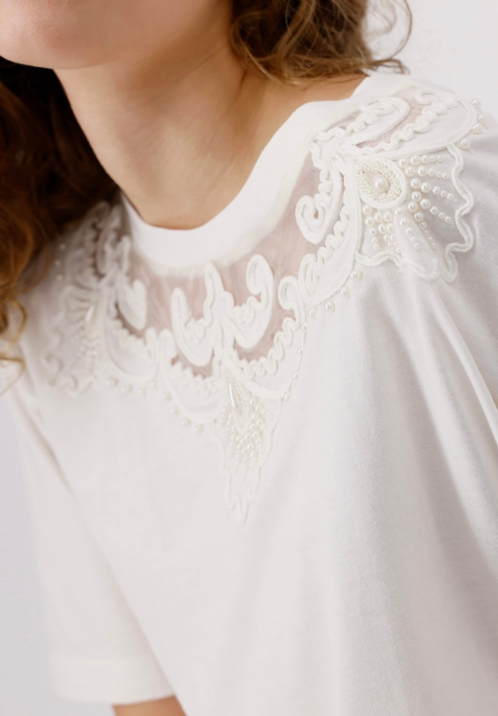 T-SHIRT WITH BEADS
COLOR:OFF WHITE