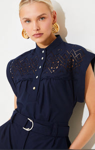 Ludy
Embroidered blouse with buttons