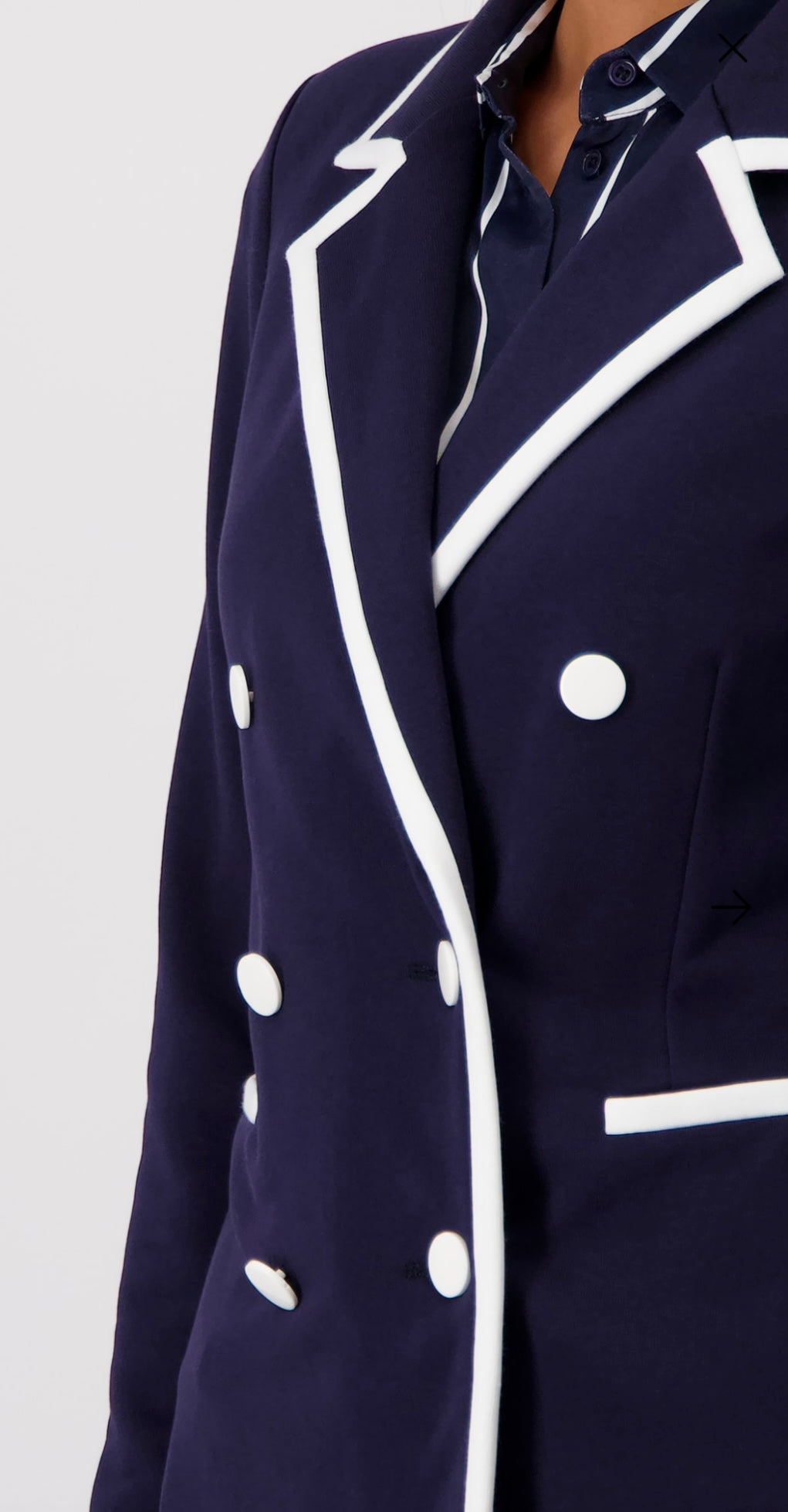 BLAZER WITH CONTRASTING STRIPES
COLOR: Deep ocean