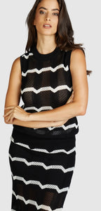 Knitted top with jagged pattern