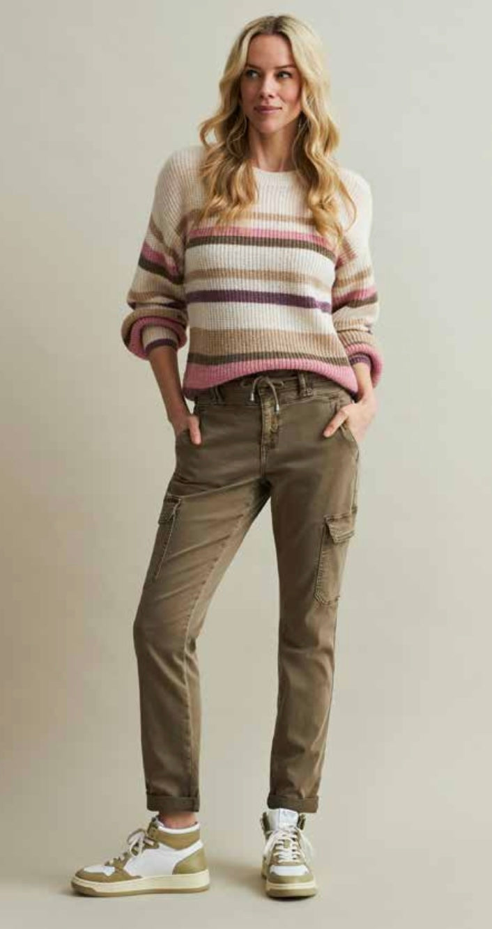 Red button Cargo jog colour in mud