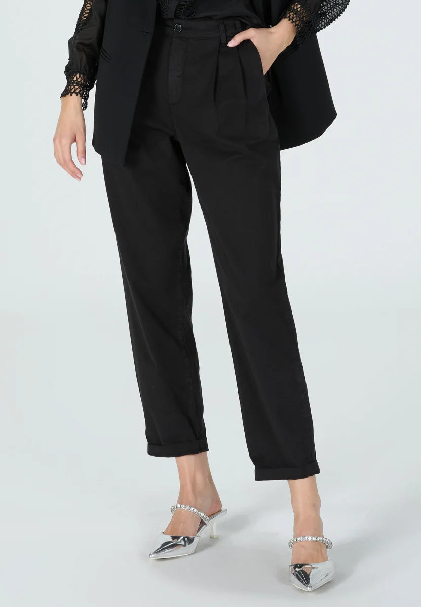Pleated trousers made from a Tencel blend in black