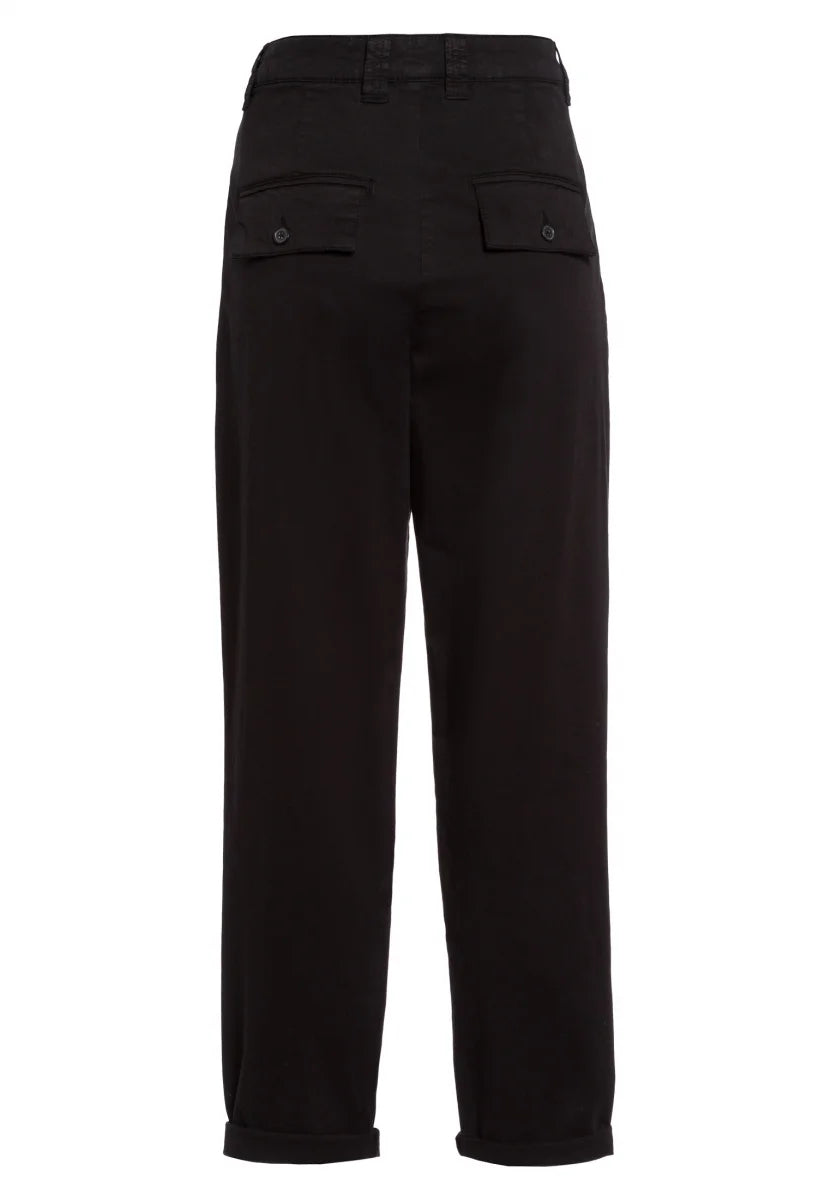 Pleated trousers made from a Tencel blend in black