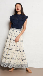 Ludy
Embroidered blouse with buttons