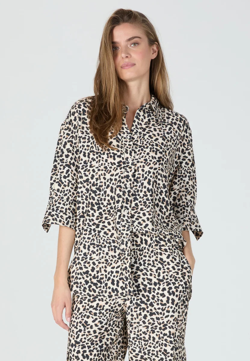 Short sleeve shirt with leopard print