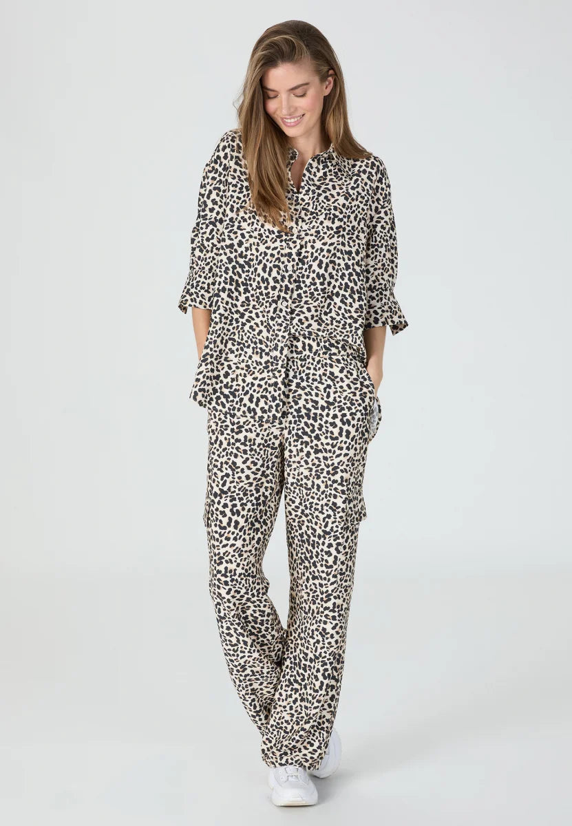 Short sleeve shirt with leopard print