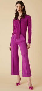 Turn-up trousers in magenta