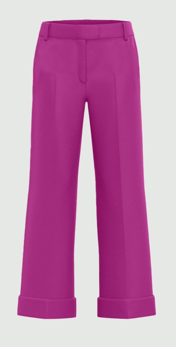 Turn-up trousers in magenta