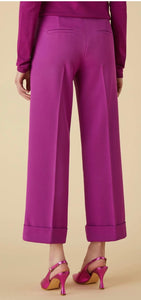Turn-up trousers in magenta