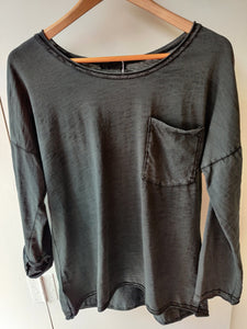 Pocket tee in charcoal