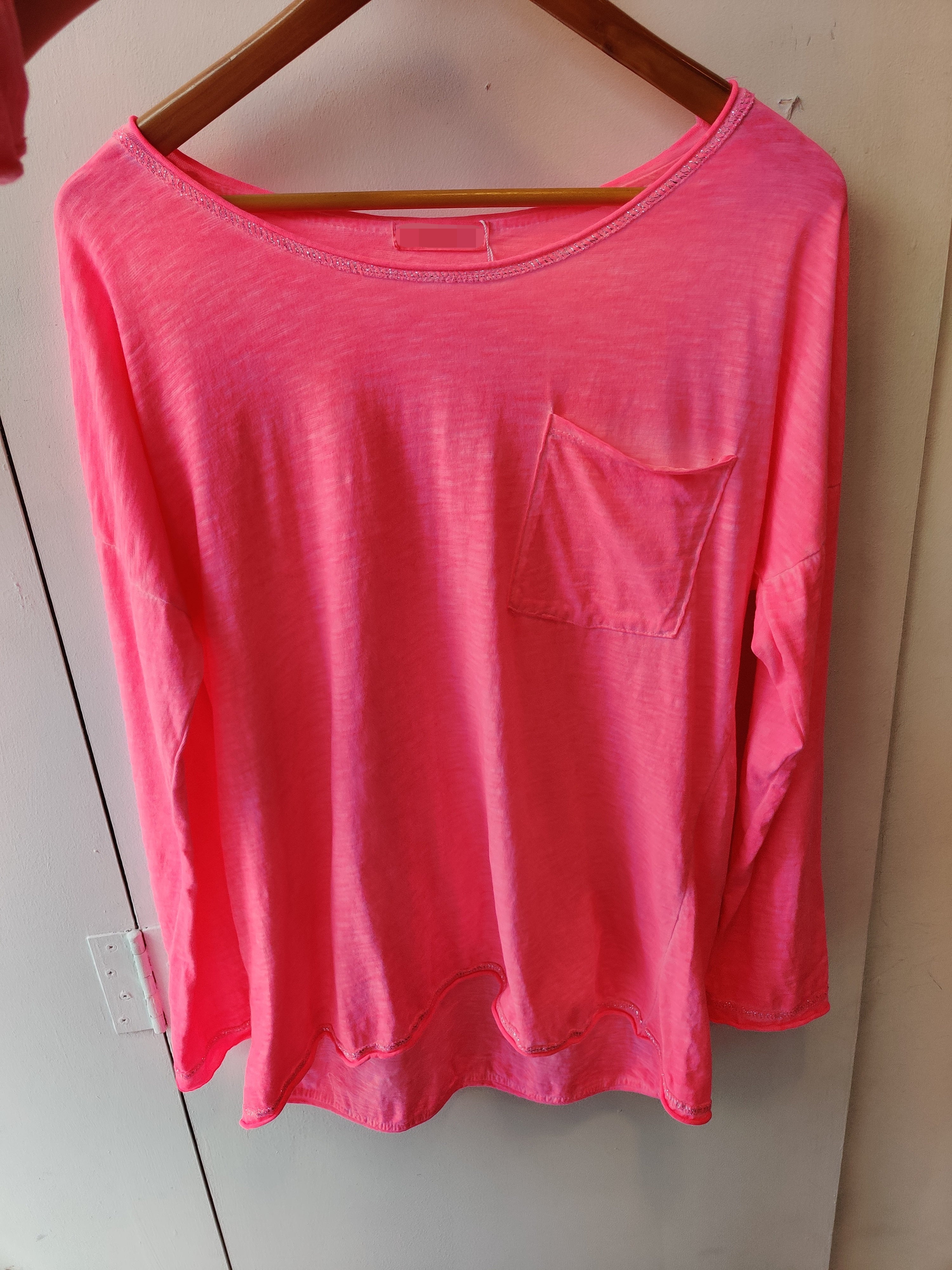 Pocket tee in neon pink