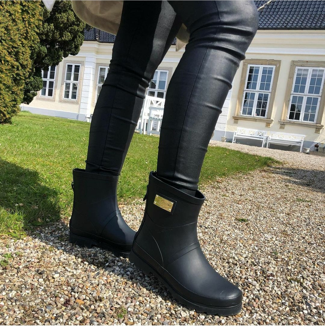 Rain by Lund Black Original Short